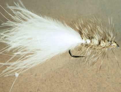 Sztuczna mucha wędkarska streamer biała pijawka, welonka. woolly bugger na Dunajec pstrągi